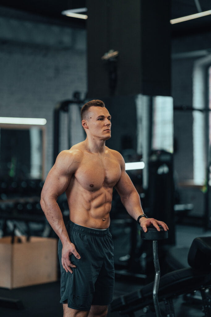 Trener personalny z Bielska prezentuje umięśnioną sylwetkę na siłowni