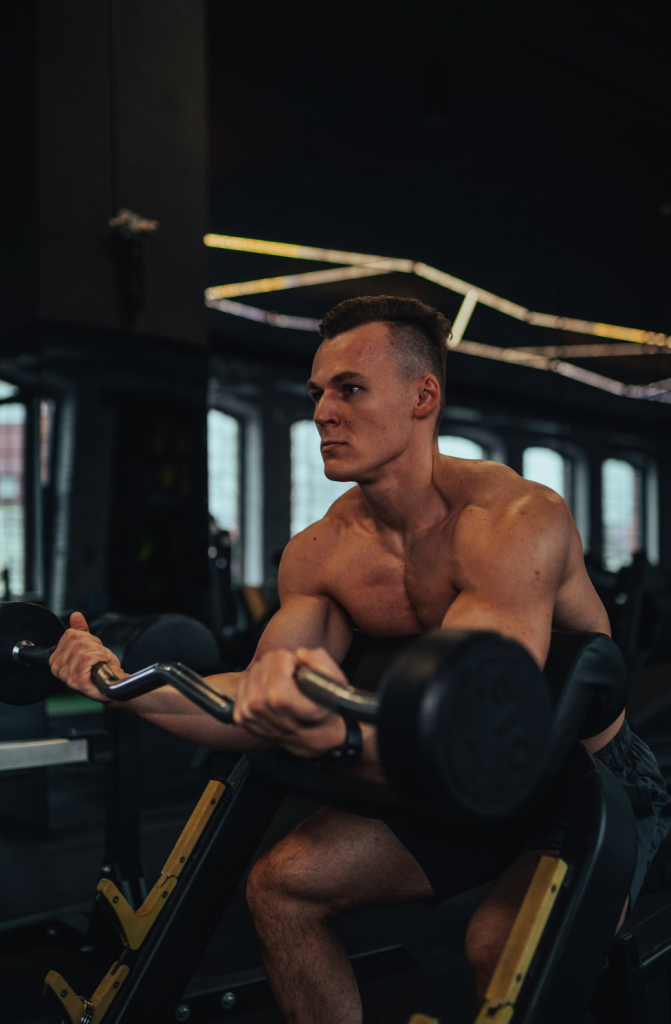 Trening bicepsów na maszynie – sylwetka i siła